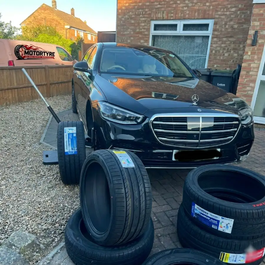 Expert technician performing emergency tyre repair near me at a customer's location in Luton.