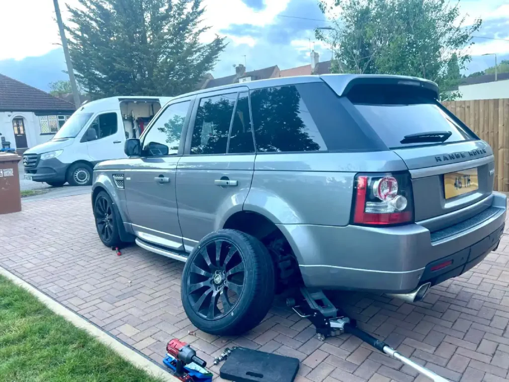 Professional technician providing a 24/7 mobile tyre change near me on a driveway in Luton.