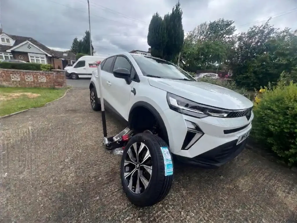 Motor Tyre mobile fitting van providing emergency tyre change near me across Luton, Bedfordshire, Hertfordshire, and Buckinghamshire.