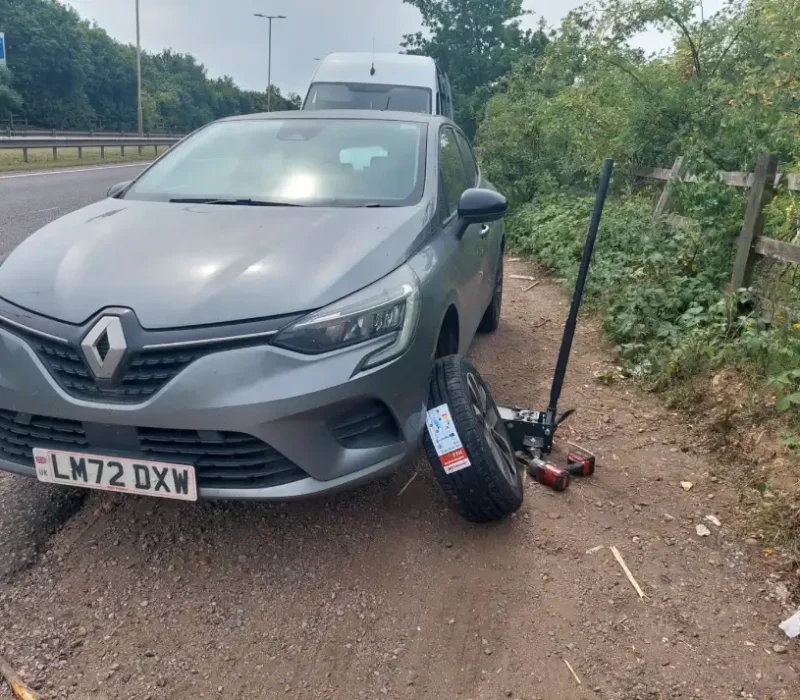 Professional 24-hour emergency mobile tyre repair service for roadside puncture in Bedfordshire, Bucks, and Herts.